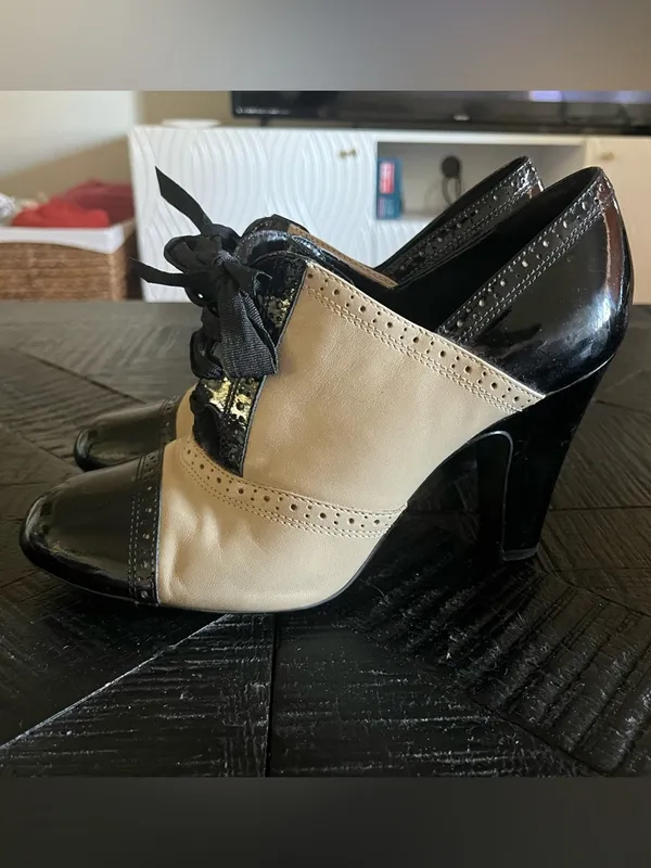Gianni Bini Victorian Black and Cream Oxford Tie Up Heel Booties Size 8.5 - Image 2