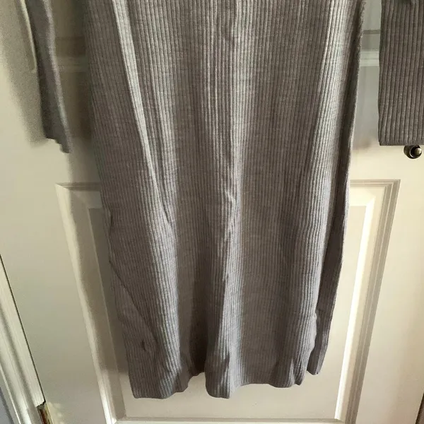 Uniqlo Merino Wool Blend Fitted V-Neck Long-Sleeve Dress in Gray - Image 7