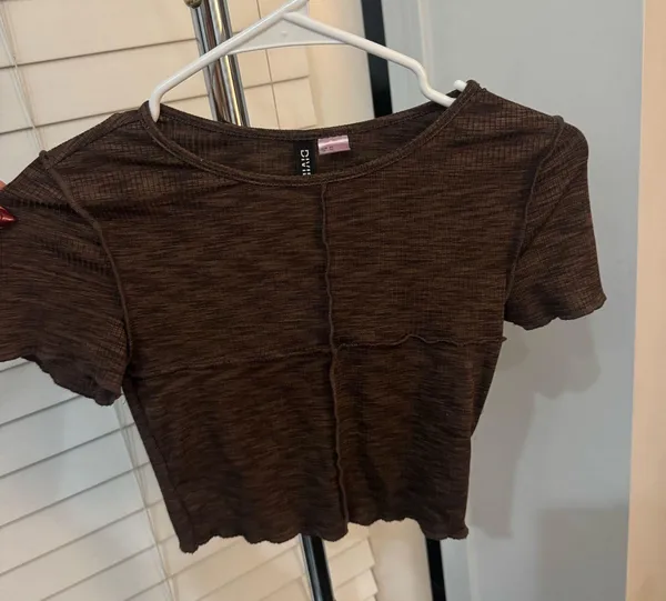H&M Brown cropped t shirt - Image 3