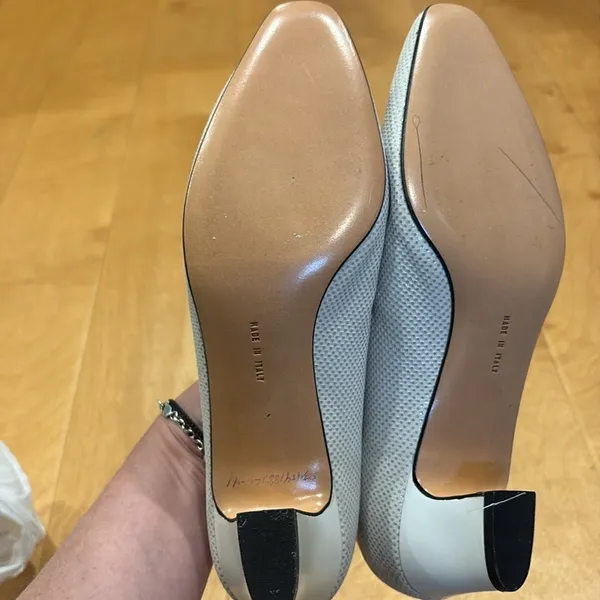 Salvatore Ferragamo Italian leather shoes off white pump sz 7 - Image 4
