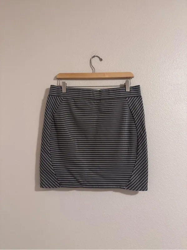 Toad&Co Black and Gray Striped Mini Skirt - Image 3