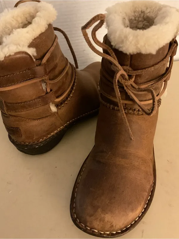 UGG Chestnut Brown leather   Shearling Caspia Boots US 7 - Image 9