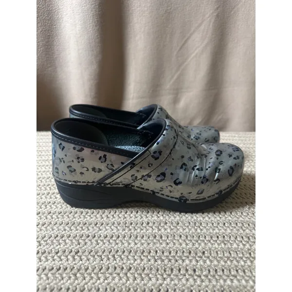 Dansko XP 2.0 Silver Leopard Metallic Patent Leather Clogs Shoes Womens 38 - Image 3
