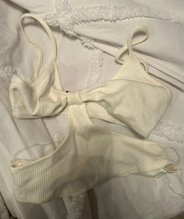 Cut Out Boutique Top Size L - Image 2
