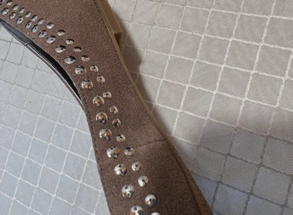 Steve Madden Luxe: L-Keep Taupe suede Flats with sequins, Size 7 - Image 5
