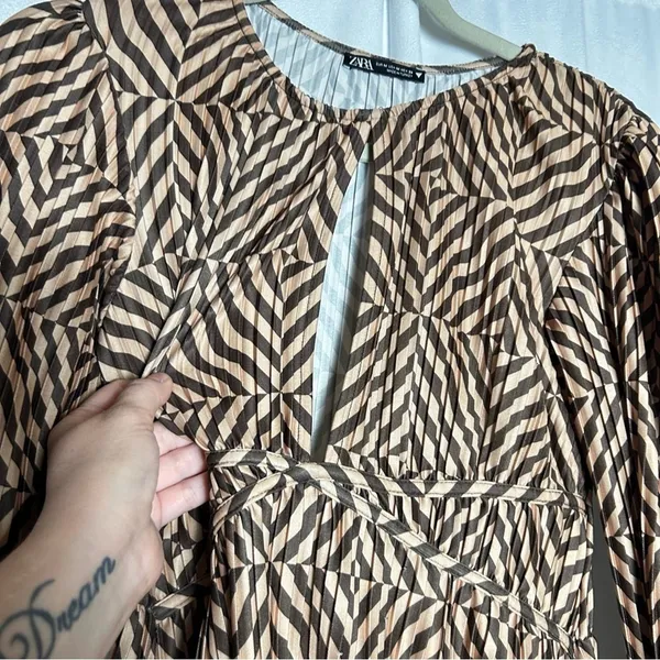 Zara Brown & Tan Zigzag Stripe Geometric Long Sleeve Crinkle Mini Dress‎ Medium - Image 5