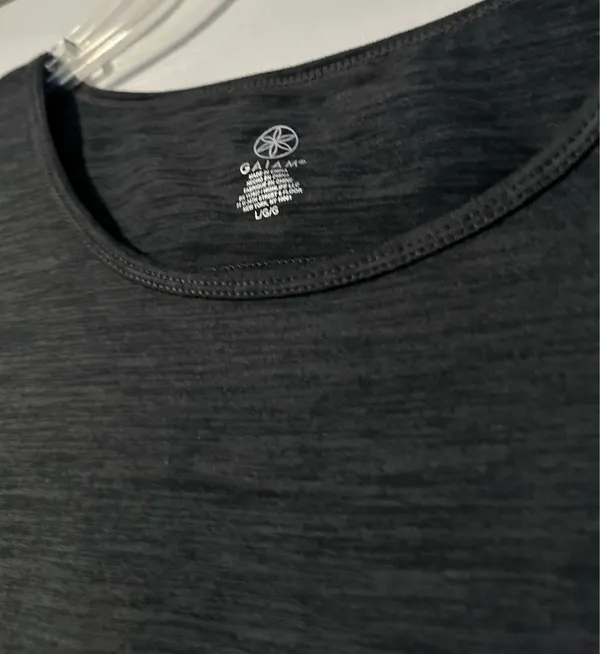 Gaiam woman’s Athletic Ruched performance top is a size medium. - Image 2