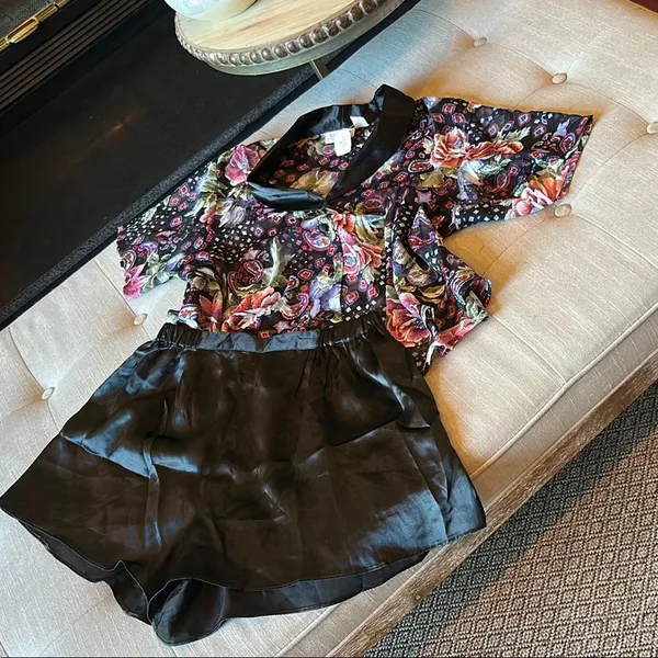 NWT Victoria’s Secret Gold Label Deadstock Two Piece Pajama Set Size Medium - Image 3