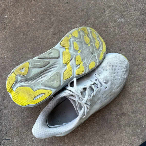 White hoka Clifton 9 trainers 7.5 women’s - Image 2