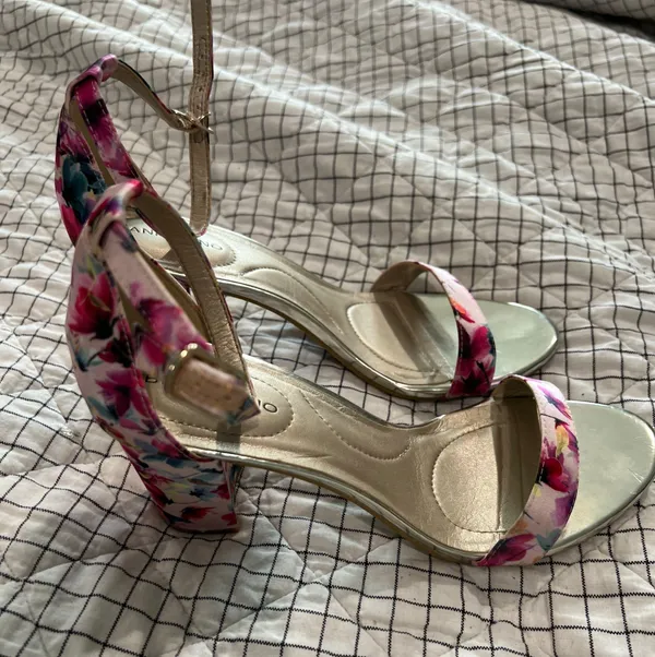 Bandolino Pink Floral Armory Sandals, Sz 7.5 - Image 3