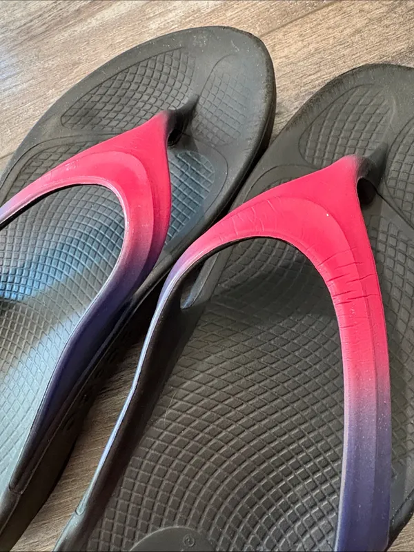OOFOS Pink Ombre Metallic Flip Flops size 6 - Image 3