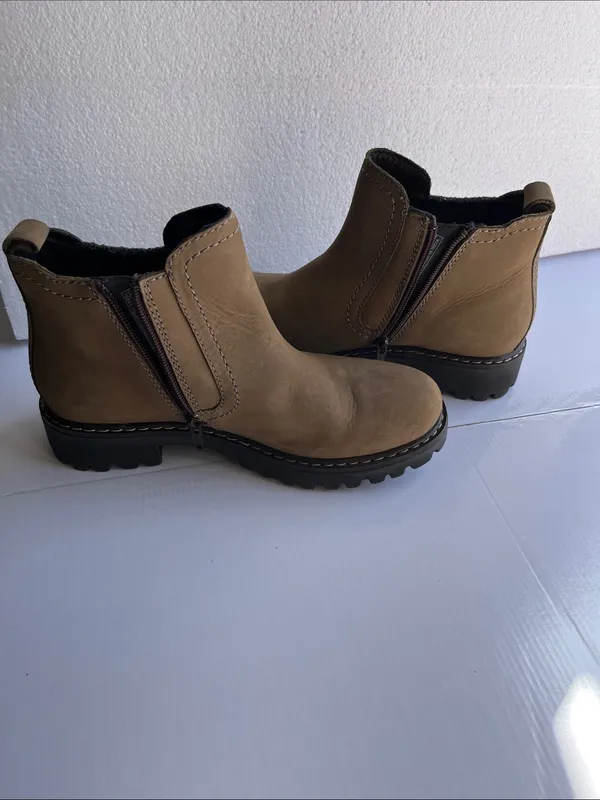 Josef Seibel Tan Chelsea Boots with Gray Panels - Image 8