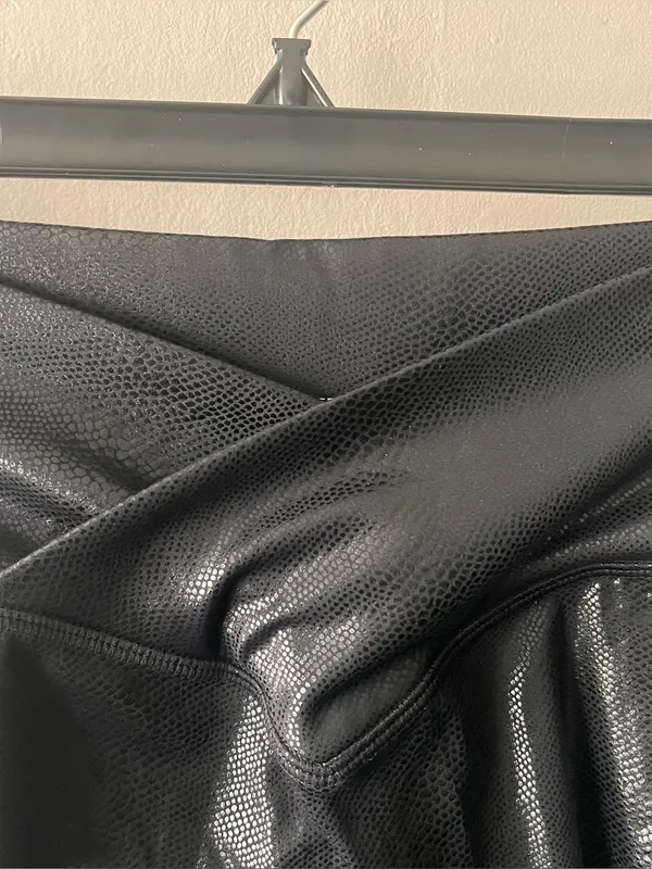 Buff Bunny Black Crossover Leggings Size Medium - Image 2