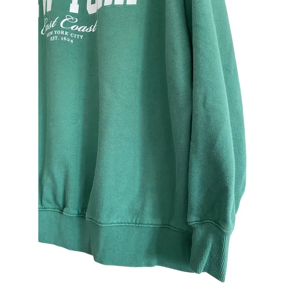 Old Navy Green Crewneck New York Graphic Sweatshirt Size Medium - Image 3
