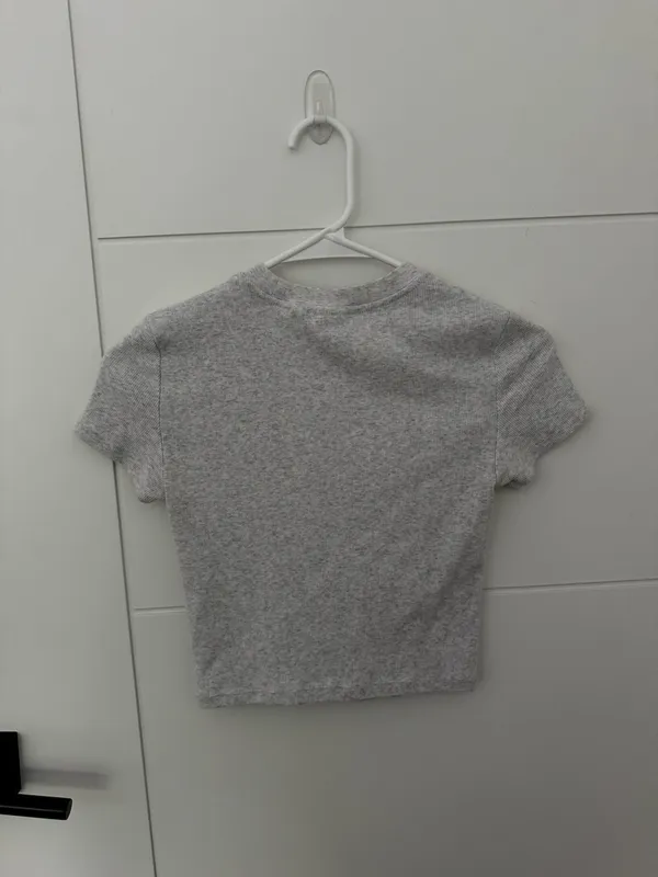 TNA Aritzia Cropped Heather Grey T-Shirt - Image 3