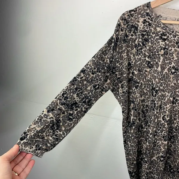 Aritzia Wilfred Balzac Leopard print light sweater size Medium - Image 4