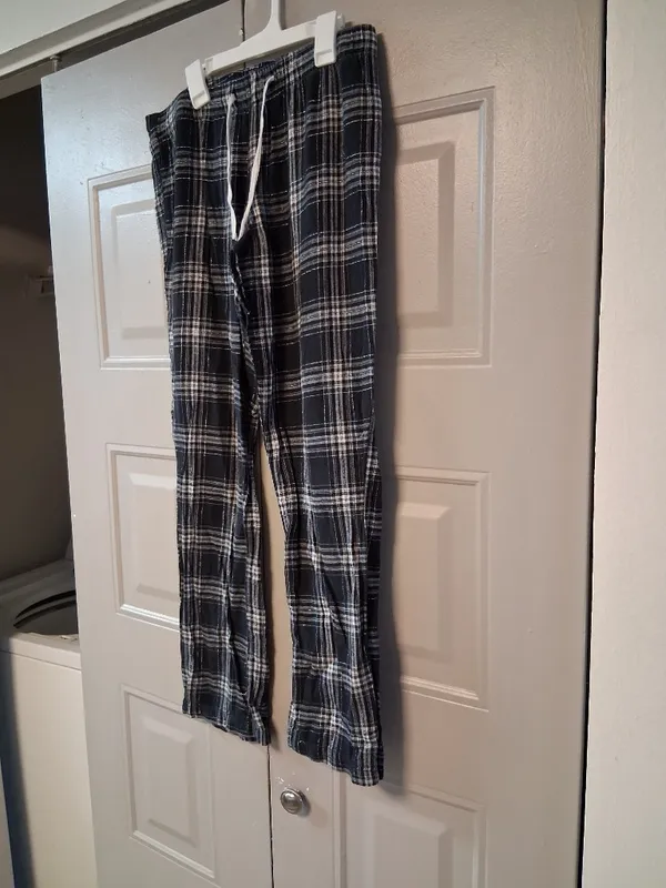 Old Navy plaid flannel pjs' pajamas pants in black, white and gray size small. - Image 3