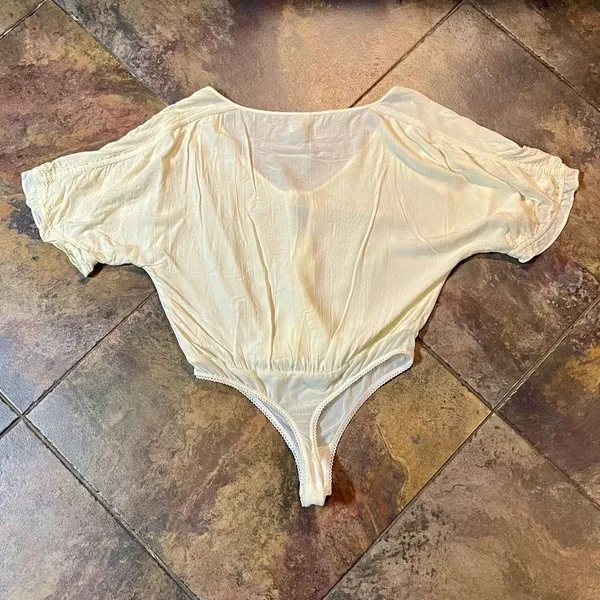 Free People Intimately Ruched Short Sleeve Cream Bodysuit Small - Image 7