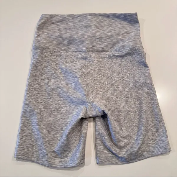 TNA Aritzia Heathered Grey‎ Biker Shorts Size Small - Image 2