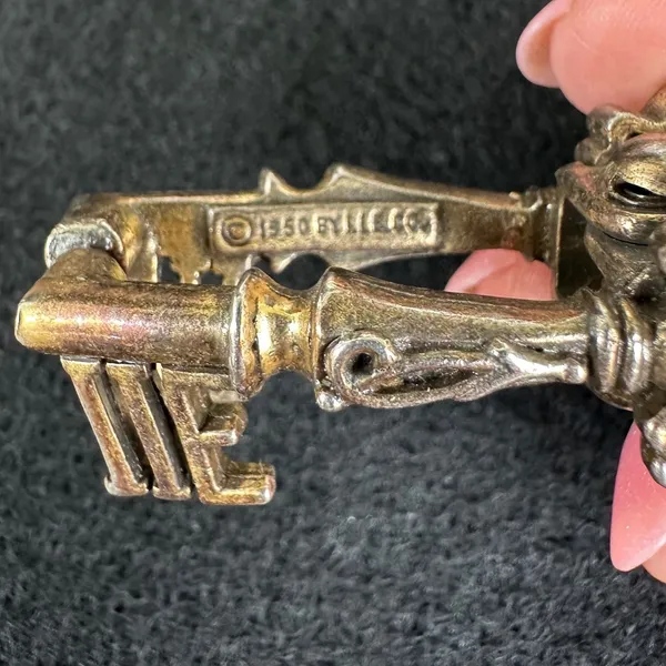 Vintage‎ L.I.W. Co 1950 key tie clip, brooch, EUC - Image 4