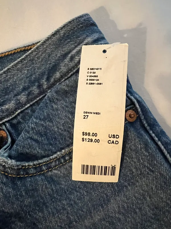 Levi's Frayed Hem Jeans • Size 27 - Image 4