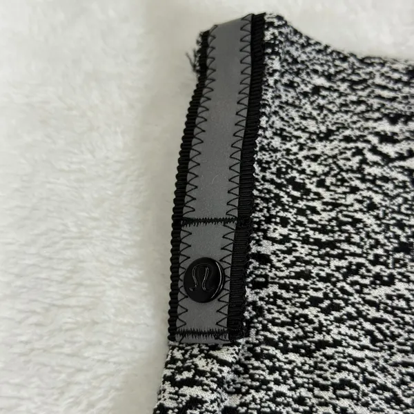 Lululemon Vinyasa Scarf Black White Static Print Snap‎ Convertible Infinity Wrap - Image 3