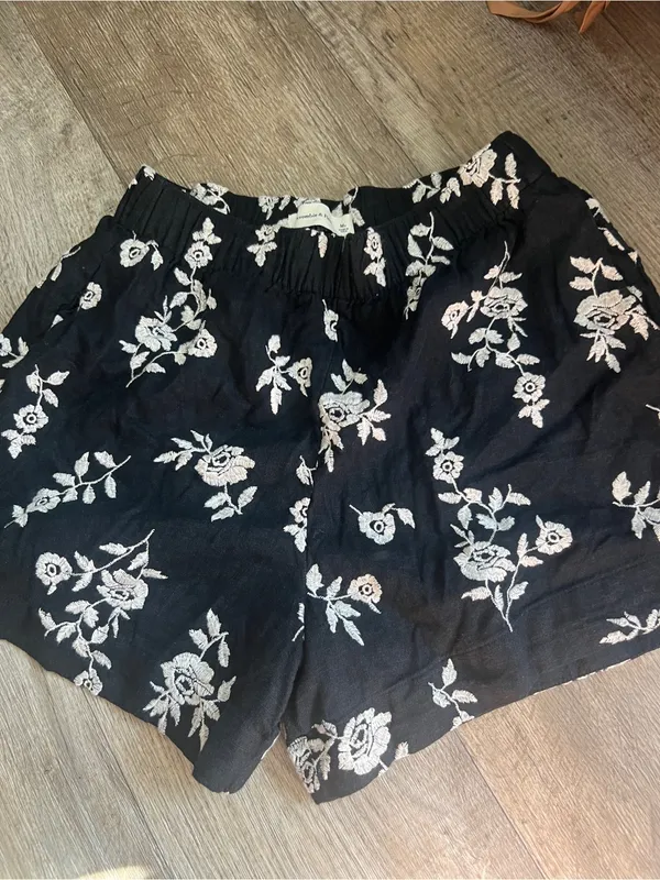 Abercrombie & Fitch Women's Black White linen‎ Embroidered Flower Shorts - Image 10