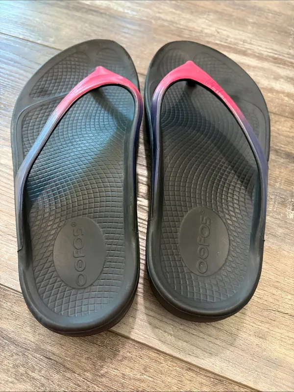 OOFOS Pink Ombre Metallic Flip Flops size 6 - Image 4