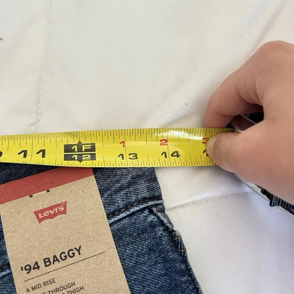 NWT Levi's '94 Baggy Mid Rise Straight Leg Jeans Size 25x31 Loose Hip & Thigh - Image 4