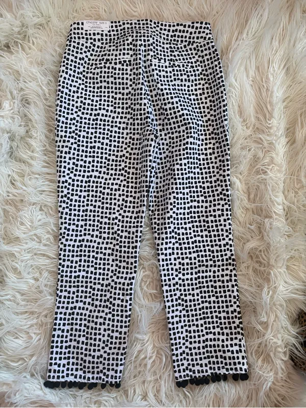 NWT Chico's So Slimming Brigitte Dot Pull On Capris Pom Pom Hem Size 0 / US 4 - Image 3