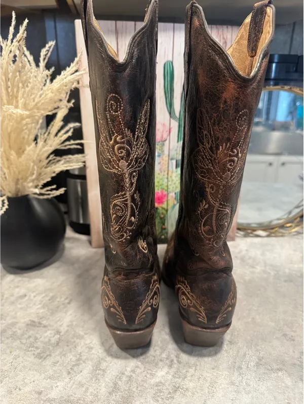 Circle G Western-style cowboy boots in distressed brown leather, size 9 - Image 3