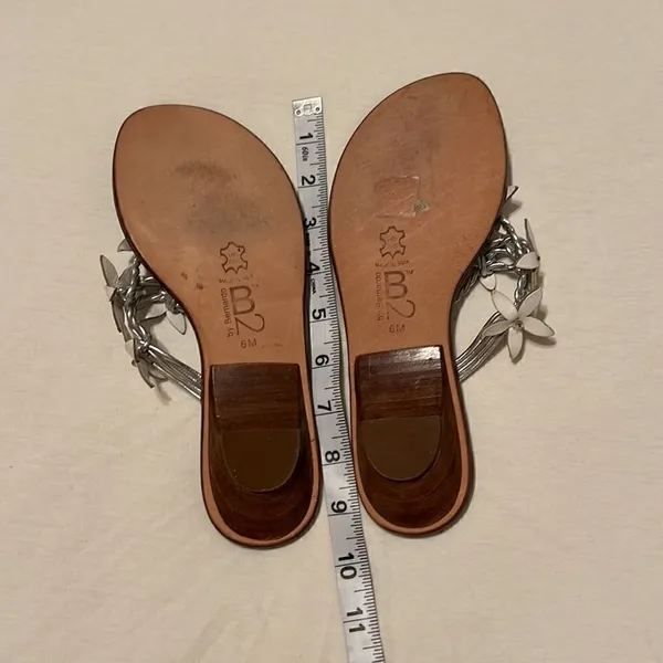 Beautiful Silver & white flowered leather sandals B2 by Bernardo worn 2x EUC - Image 7