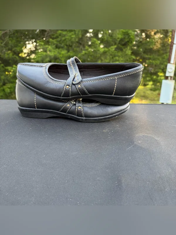 Clarks Black Mary Jane Flats with Contrast Stitching Sz 9.5 - Image 5