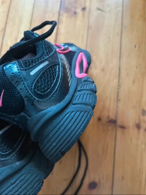 Nike v5 nr in the black and pink 8.5 sneakers - Image 9