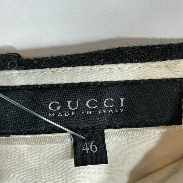 Gucci Black and Cream Label Detail - Image 3