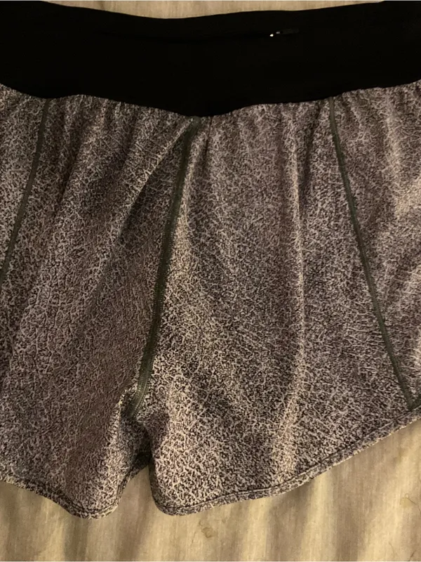 Lululemon Hotty Hot Short (Naked 4") Fractal Alpine White Black / Black Size 4 - Image 7