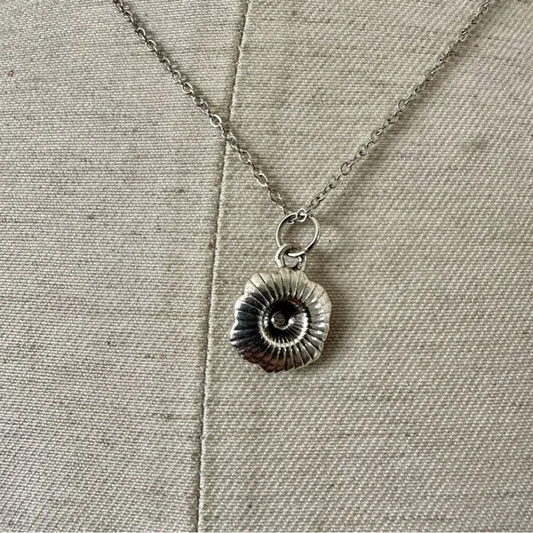 Silver tone rose pendant necklace - Image 6