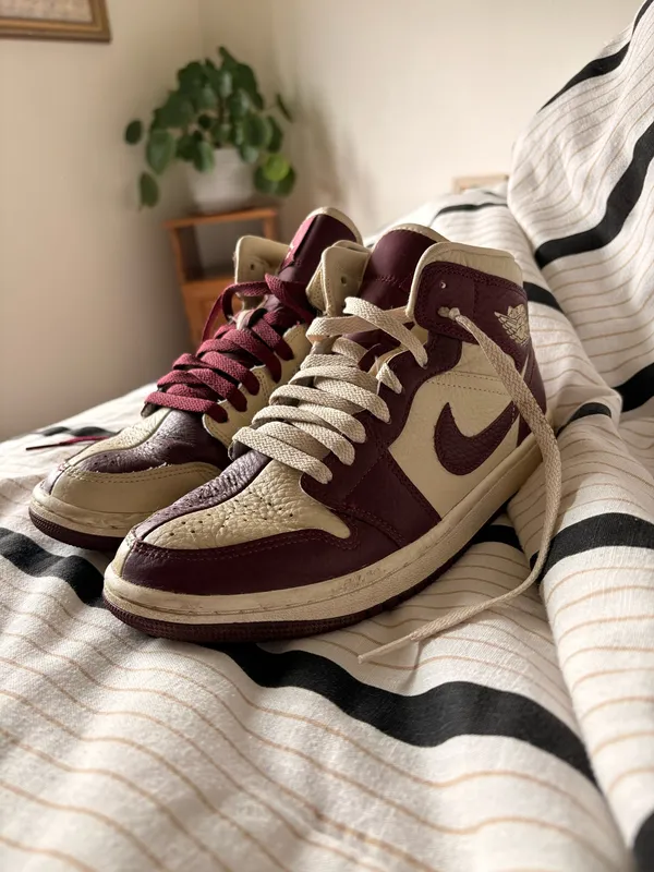 Air Jordan Maroon and Crème Nike 1 - Image 3