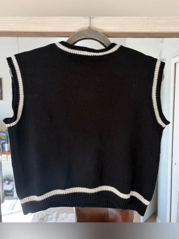 Hot Topic Women's Black/White Solid Knit V-Neck Skull Embroidered Sweater Vest L - Image 4