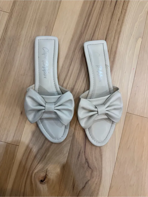 Beige bow sandals sz 10 flip flop flats - Image 5