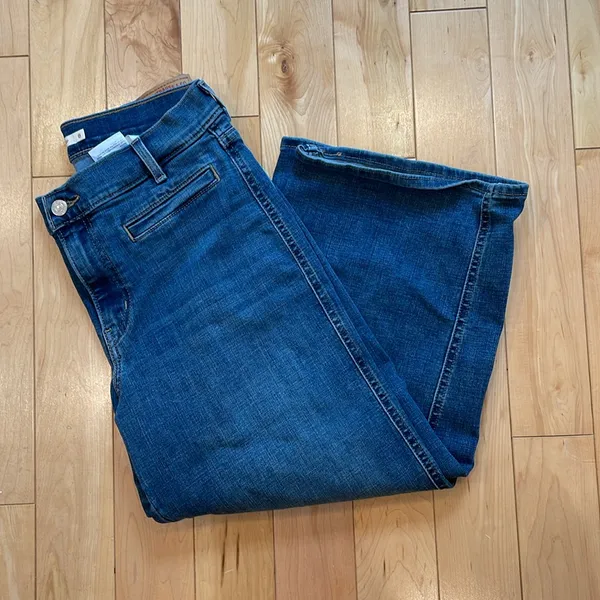 Levi’s regular wash classic wide leg crop red tag jeans - Image 3