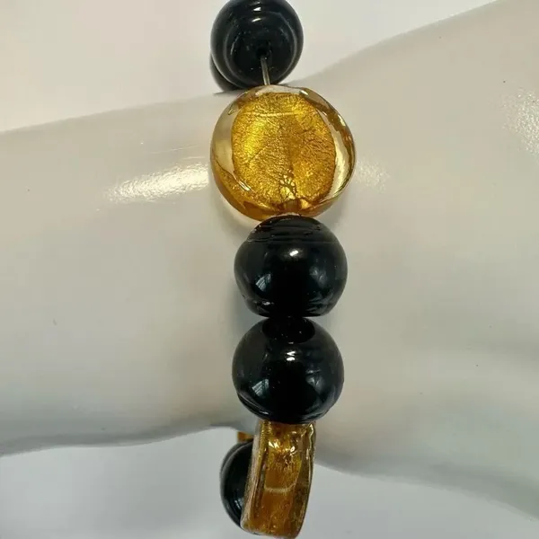Black and yellow stretchy beaded bracelet - Image 6