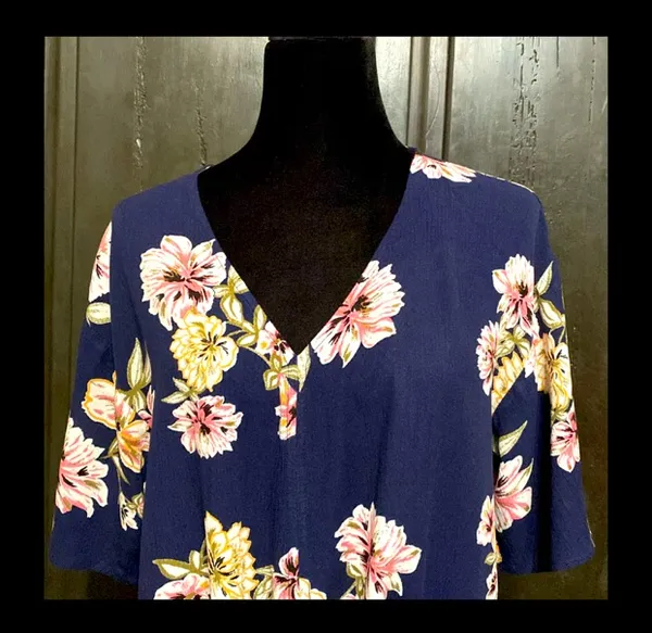 LUQ Navy Floral Tie-Up Blouse - size XSmall ***Refer to measurements. Gently warn & loved. Measurements approximately 20” from armpit to armpit x 20” long. Non-smoking home. priced to sell at as is condition. Don’t like my price, make reasonable offer! And thank you for checking my closet. - Image 4
