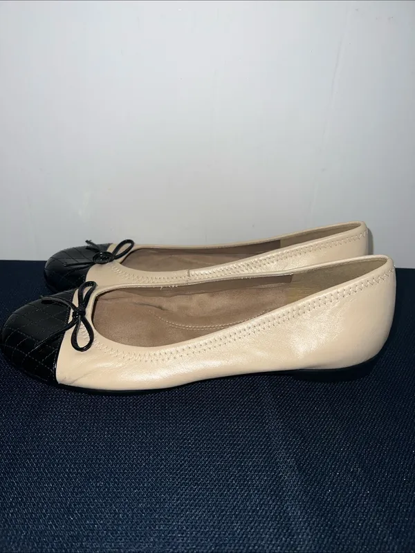 AEROSOLES Beige Ballet Flats with Black Quilted Cap Toe Size 10 - Image 4