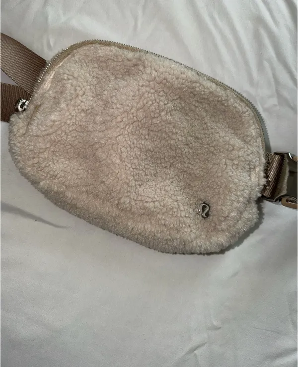 Lululemon Sherpa Belt Everywhere Bag Fleece - Image 2