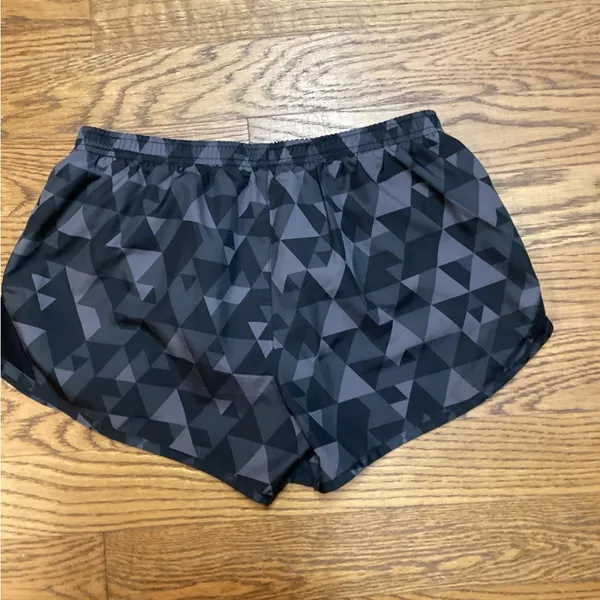 Nike running shorts Black/gray geometric Size Medium - Image 2