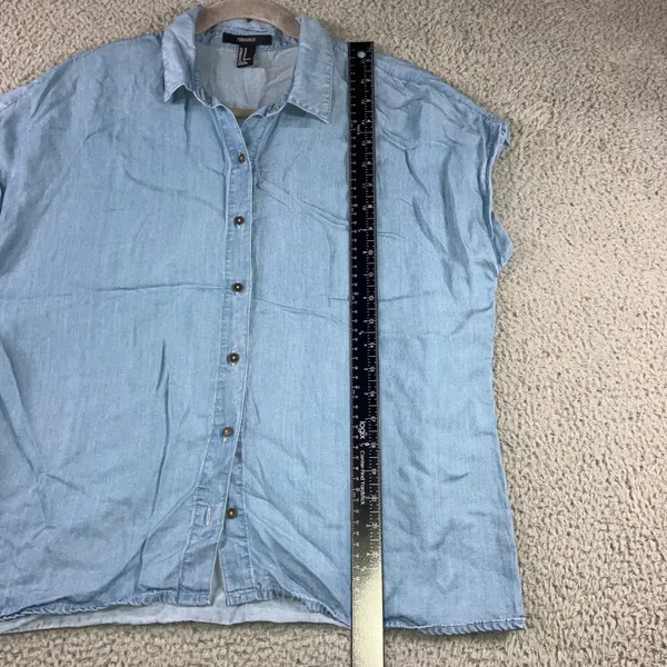 Forever 21 Chambray Shirt Women‎ Medium Button Down Short Sleeve Casual - Image 4