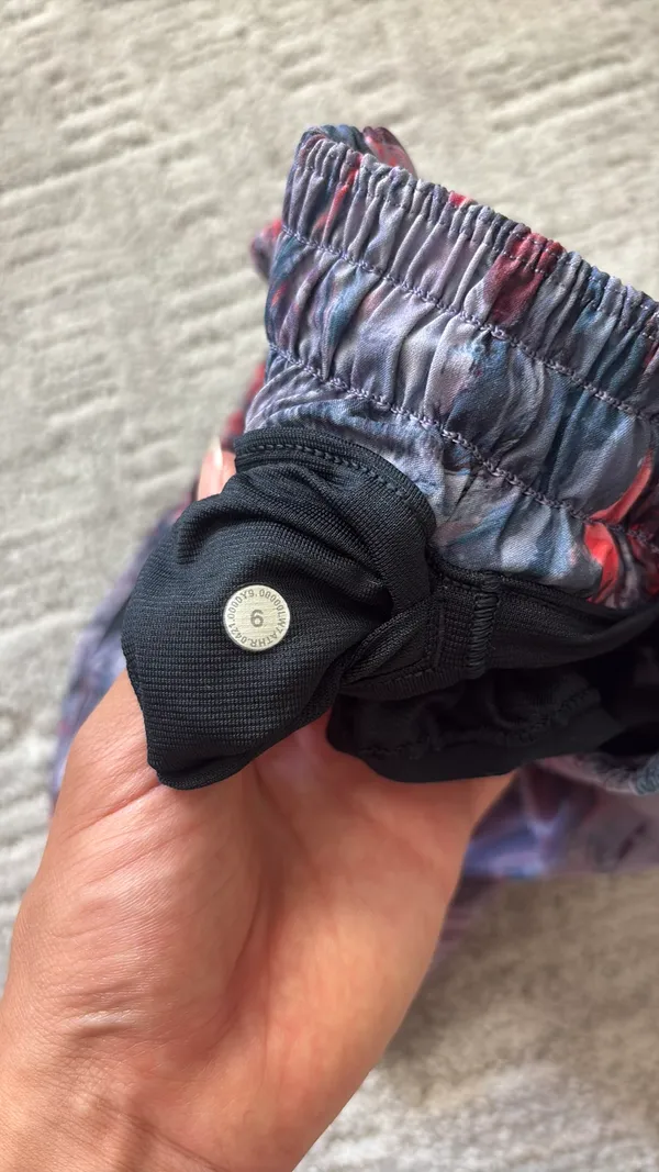 Lululemon Shorts Hotty Hot 2.5" Low-Rise 6 - Image 2