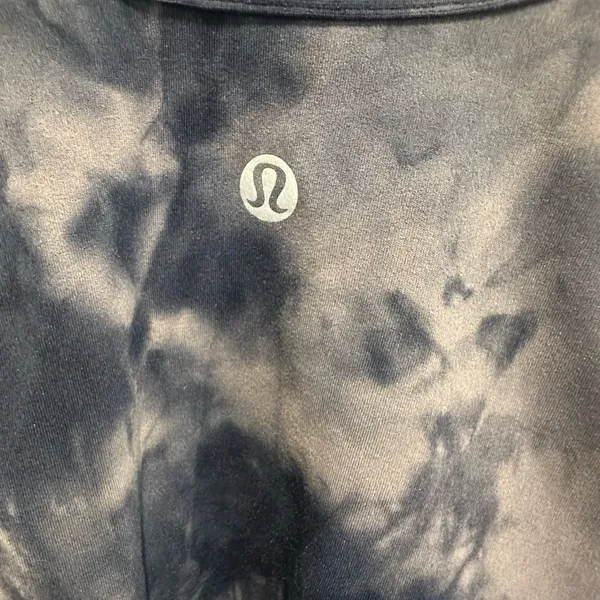 Lululemon crop shirt like new in size 4 it is new without tags - Image 3