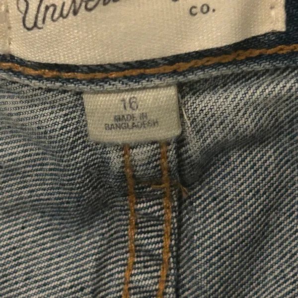 Women’s Universal Threads Mid Rise 90’s Baggy Blue Jeans with gold hardware - Image 5